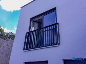 Französischer Balkon Fenster feuerverzinkt pulver beschichtet anthrazit senkrechte Stäbe Flachstahl Rahmen