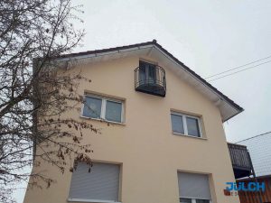 Anbaubalkon feuerverzinkt anthrazit lackiert gelaender senkrechte staebe mit zierleiste