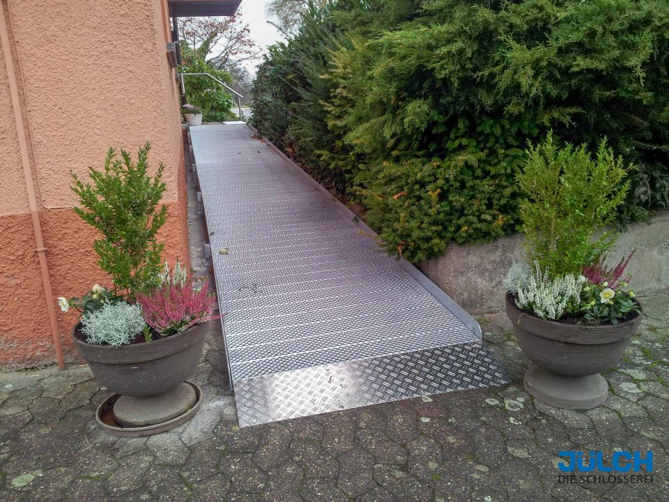 Rampe am Eingang, Lochroste, barrierefrei, behindertengerecht,