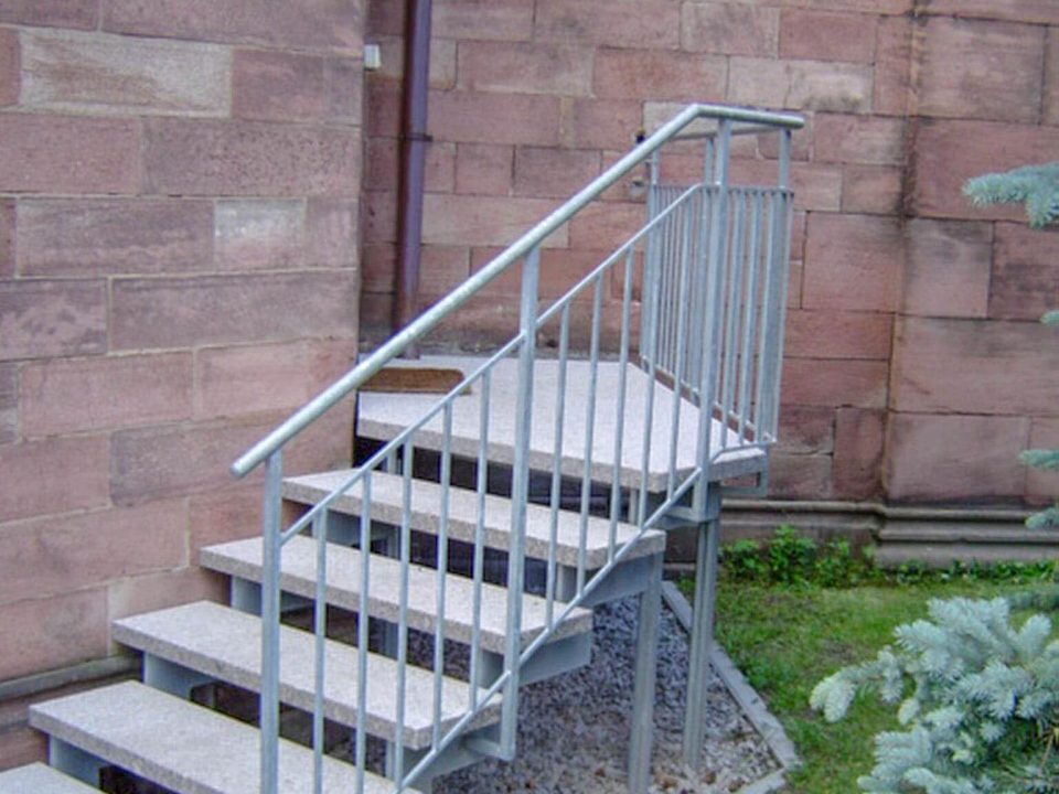 seperater Treppenlauf mit Treppe, freistehend, Steinstufen, Kirche