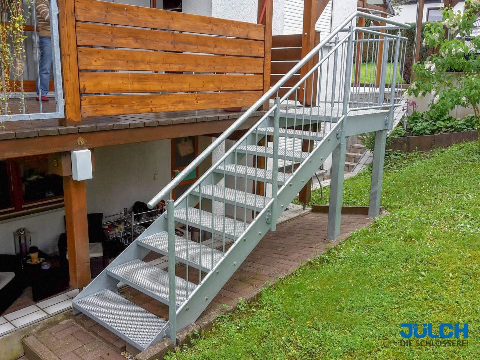 Terrasse Treppe Lochroststufen Flachstahlwange, mit Podest