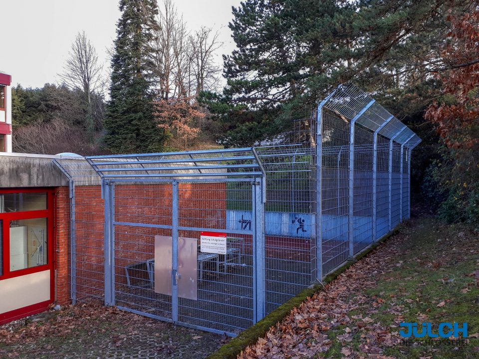 Doppelstabmattenzaun Sportplatz Zaun Schule Absicherung