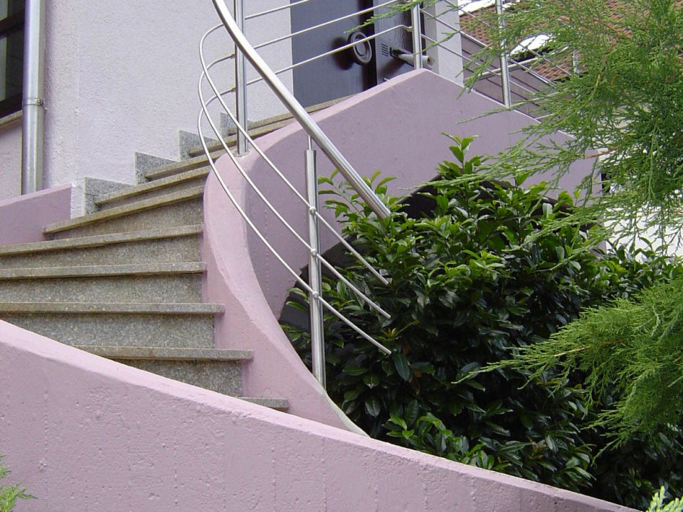 Treppengelaender an geschwungener Wand, Edelstahl, gewendelte Treppe