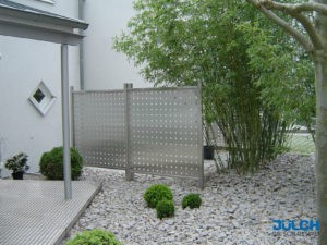 Edelstahl Lochblech freistehen SIchtschutz Terrasse modern Steingarten