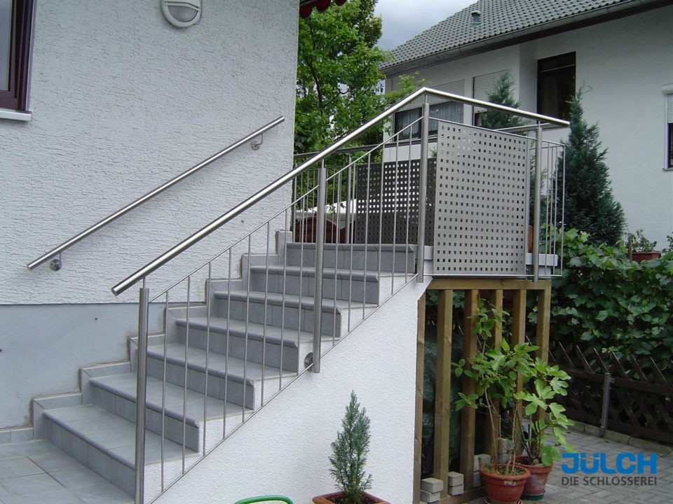 Gelaender Treppe Hauswand Eingang Lochblech