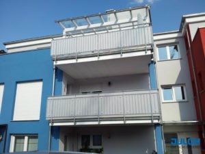 SIchtschutz vorhandenes Balkon gelaender senkrechte Staebe Punkthalter