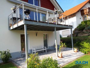 Sonnenbalkon mit Belag aus Holz und Gelaender mit Seilen, Reling