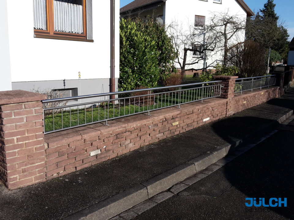 Zaun in Mauer Maeuerchen Edelstahl Gartenzaun schlicht senkrechte staebe edel modern