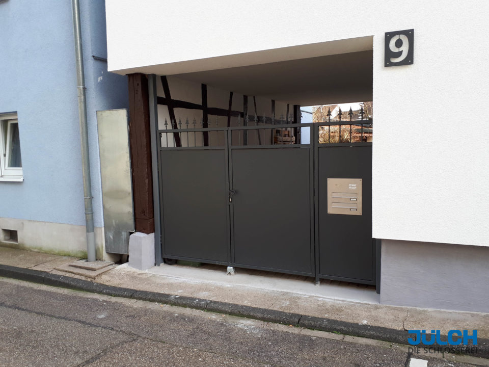 EIngangstor, geschlossen, Blechfuellung, anthrazit, feststehendes Seitenteil, Briefkasten Klingelanlage